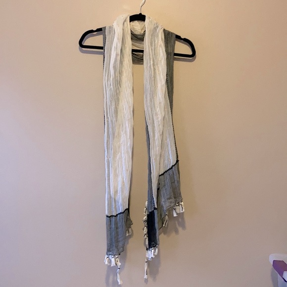 American Eagle, Black and White Scarf w/Tassels - Picture 3 of 9